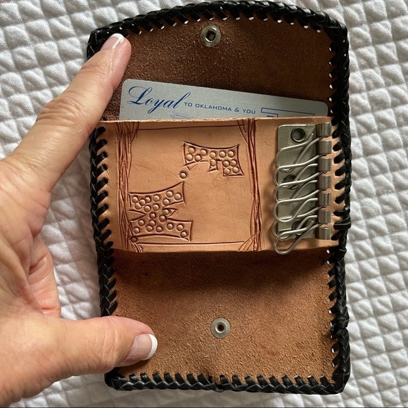 Vintage 1970’s Hand tooled leather folding key/card holder. Never used. - Picture 4 of 4